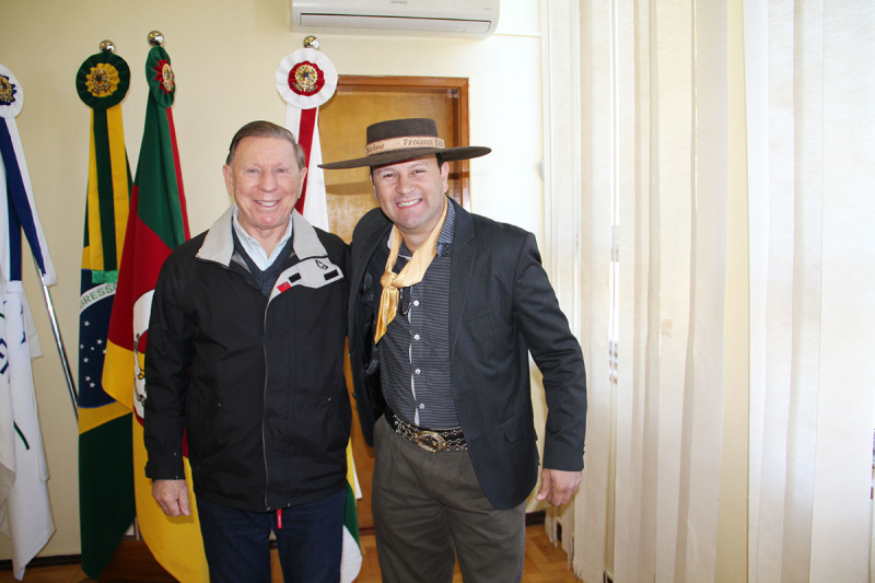 APRESENTADOR DO PROGRAMA CHEIRO DE GALPÃO VISITA PREFEITO